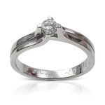 Diamond solitaire ring in white gold ? engagement ring